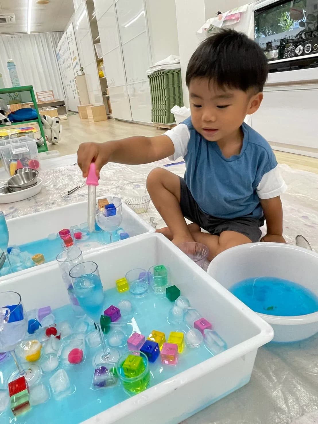 水と氷であそぶ園児